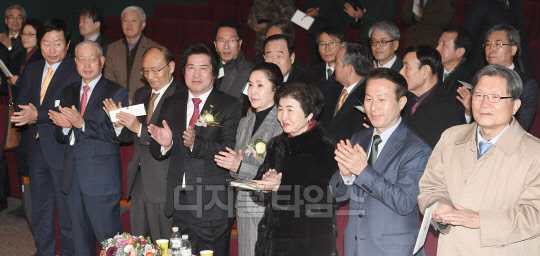 공국대가 2일 오전 11시 교내 새천년관 대공연장에서 2018년 신년하례회를 열고, "국내를 넘어 세계 최고 명문사학을 향한 도전과 혁신을 다짐했다"고 밝혔다. 신년하례회에는 유자은 학교법인 이사장과 법인이사, 임원, 민상기 총장을 비롯한 교수, 학생, 직원, 동문, 부속 중고등학교, 건국대학교병원, 건국유업·건국햄, 더클래식500, KU골프파빌리온 등 수익사업체 임직원 등 1000여명이 참석해 건국학원의 새로운 도약과 성장을 향한 새해 소망을 함께 나눴다. 건국대 제공